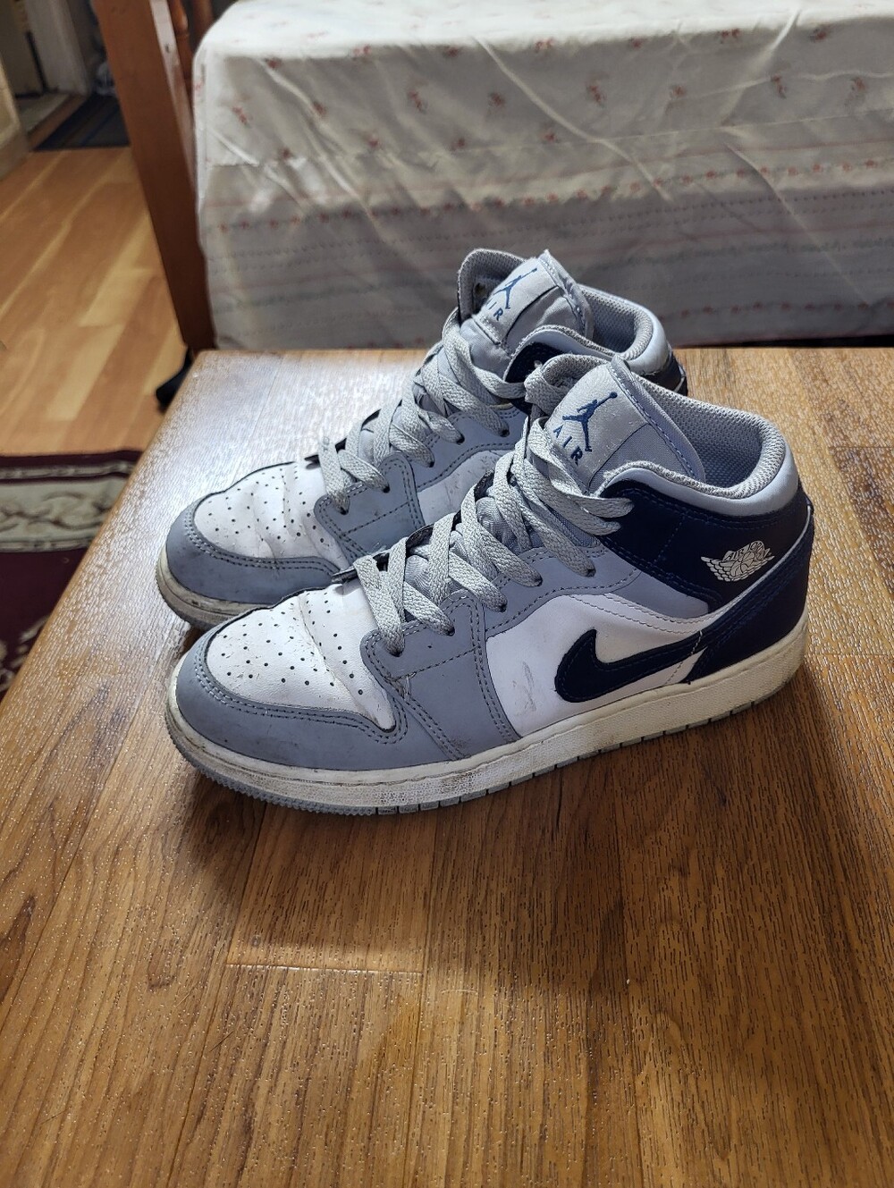 Air Jordan 1 Mid GS 'Wolf Grey Midnight Navy Kids Size 6Y( DQ8423-104).